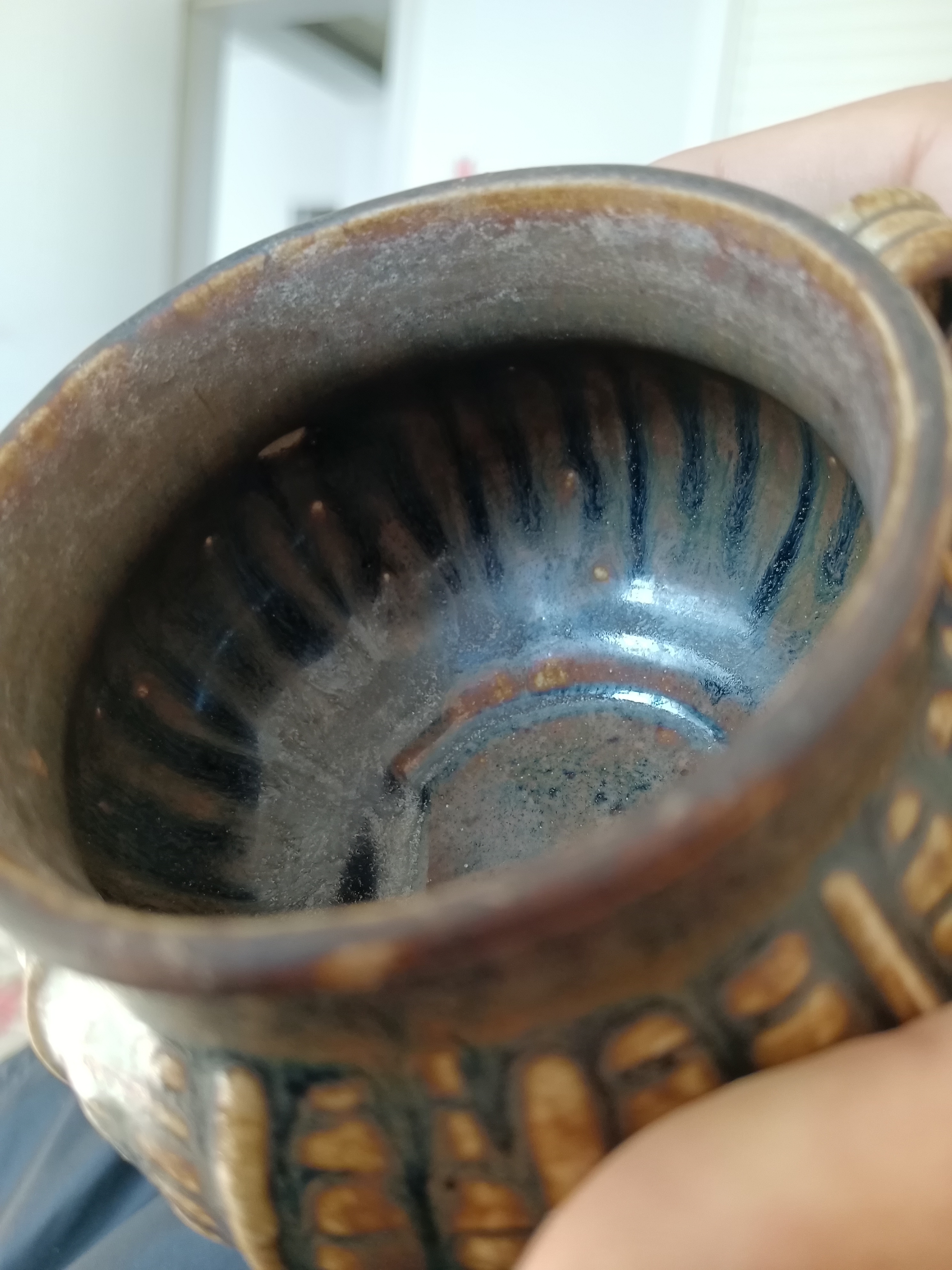 宋代黑釉出筋方格纹双耳罐    本品宋代黑釉出筋方格纹双系罐,口径7cm