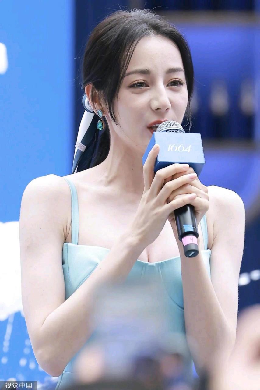 迪丽热巴有一个习惯,每次穿低胸礼服的时候,总是忍不住用手去遮挡.