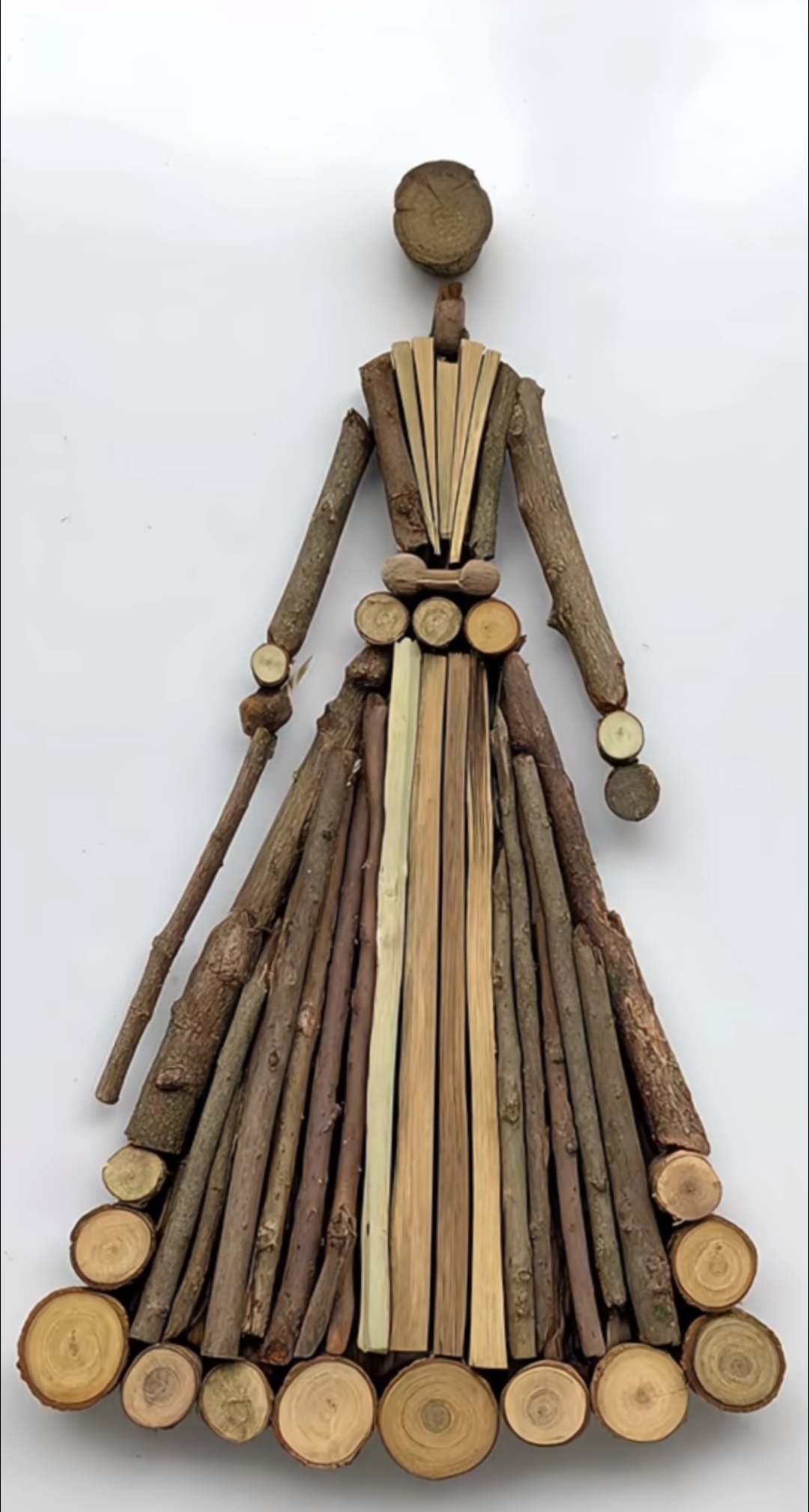 普通树枝,木块,经巧思组合,化作戴帽持枝的人形,古朴又生动