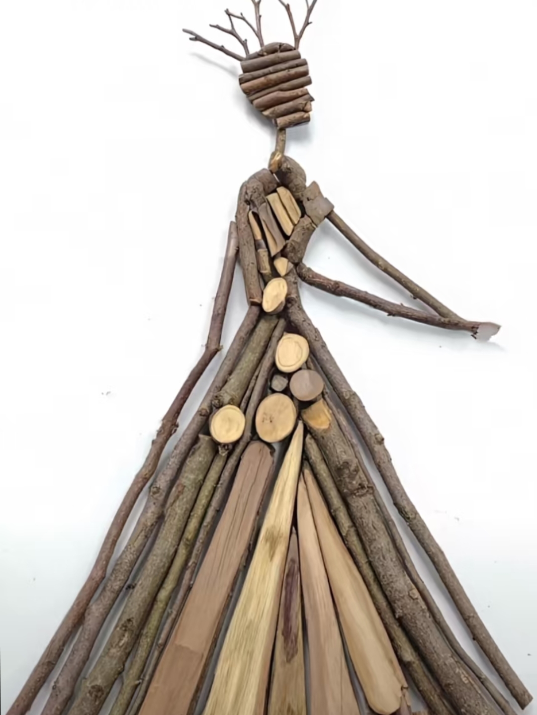 创作者从自然里捡来树枝,巧妙组合,让它们化身成优雅的人形