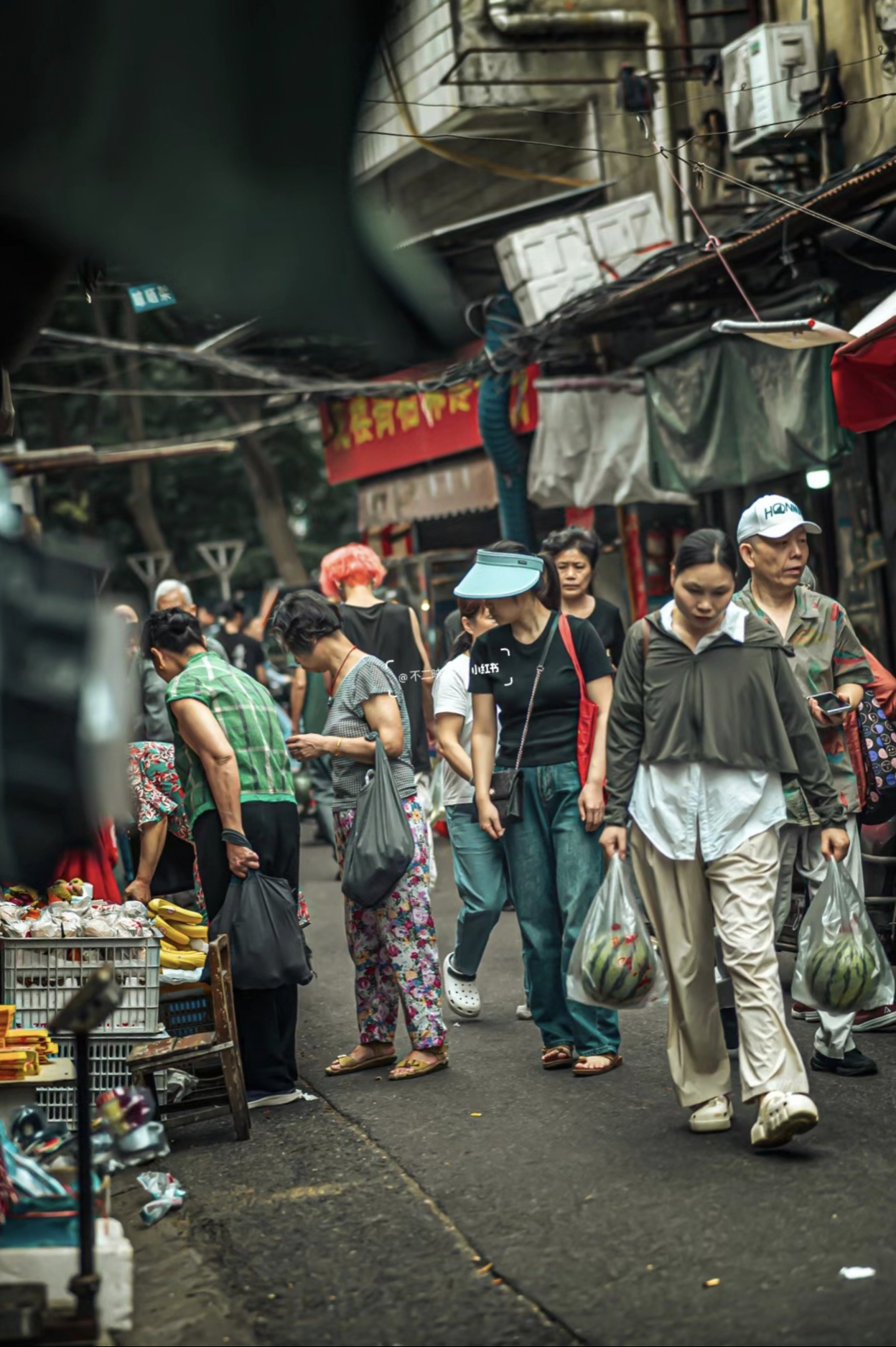 熙熙攘攘的人群似奔腾的潮水,来来往往,络绎不绝