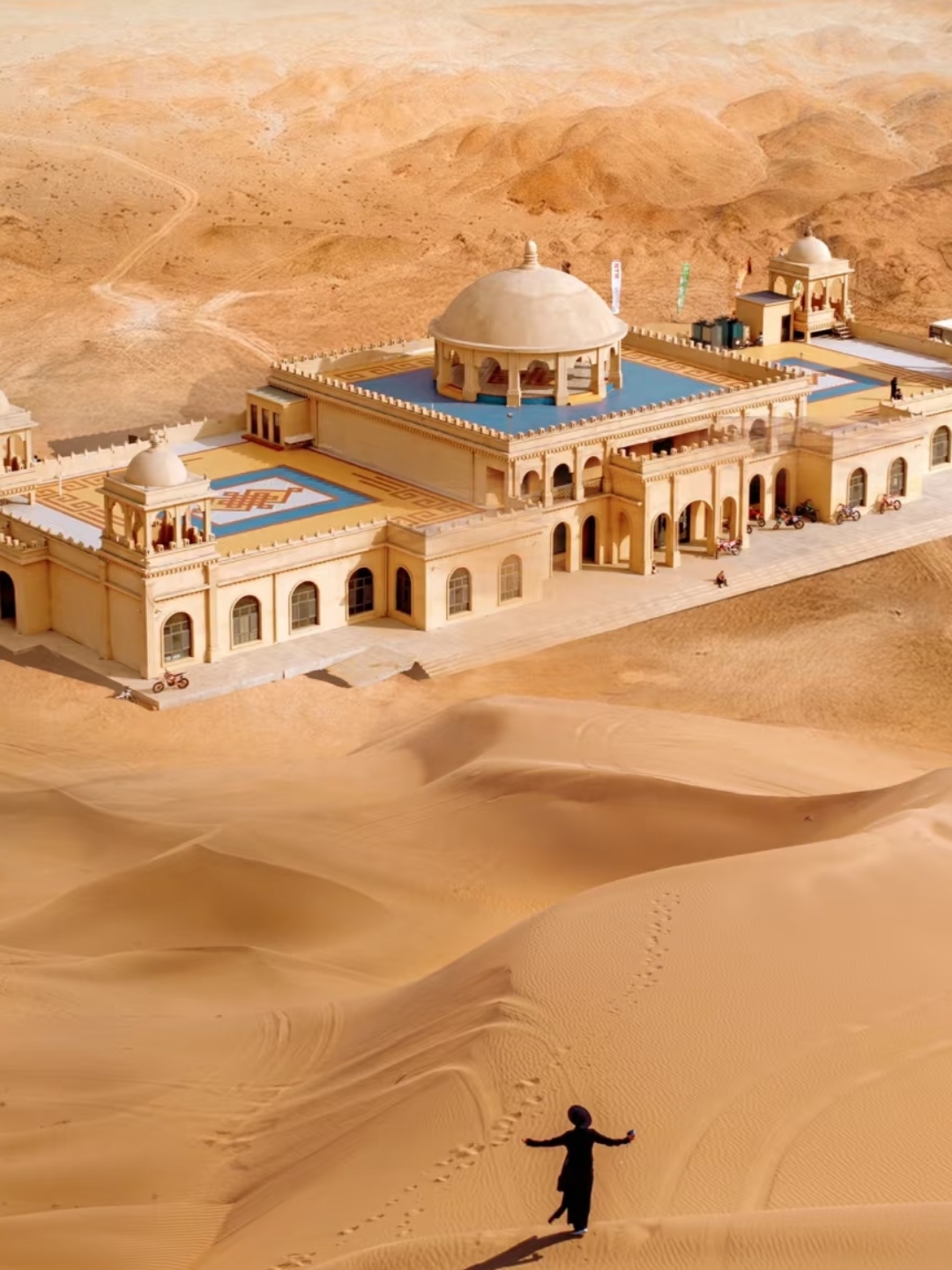 在撒哈拉沙漠中,一座异域风情的建筑如梦幻城堡般矗立