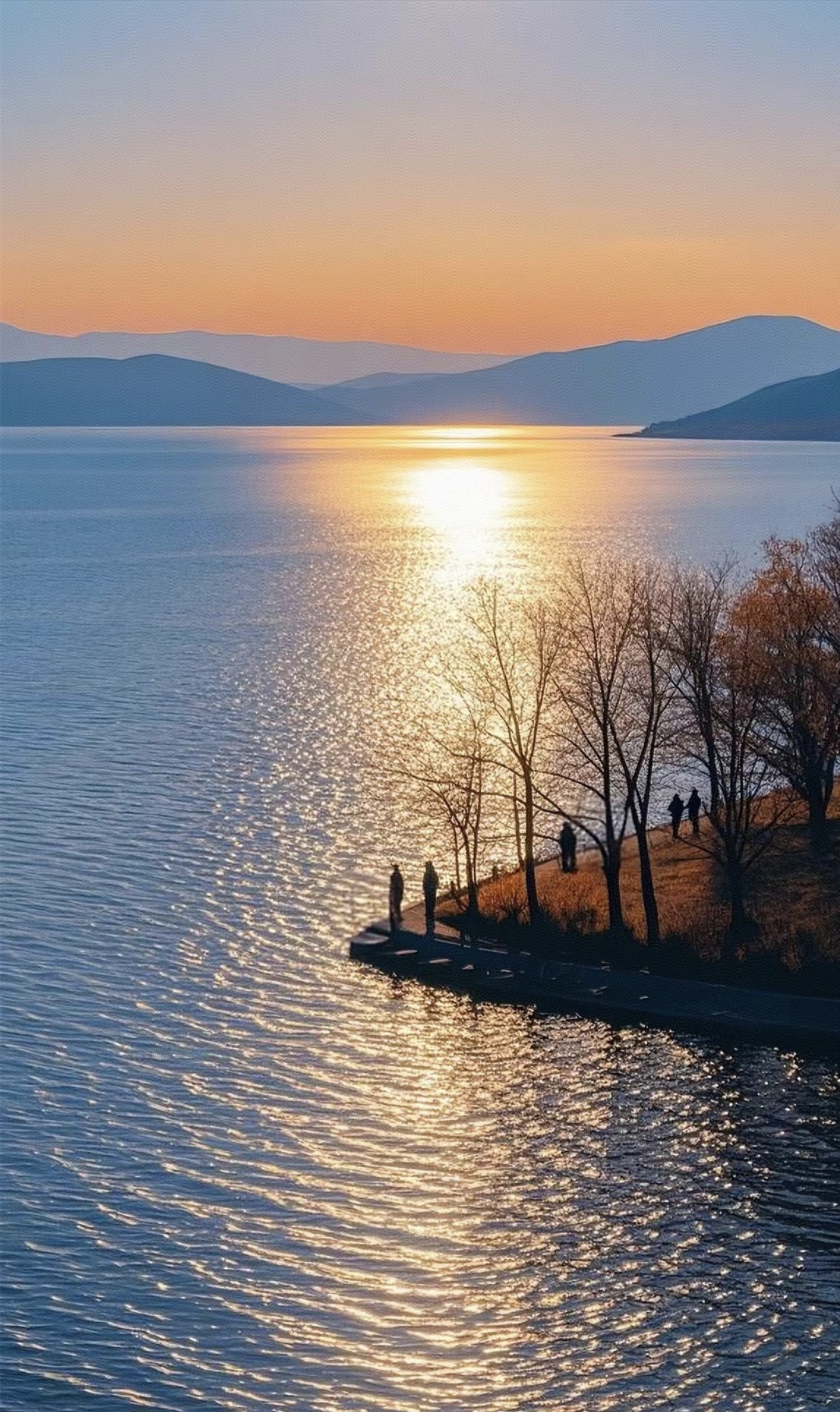 午后,阳光暖暖地倾洒在湖边