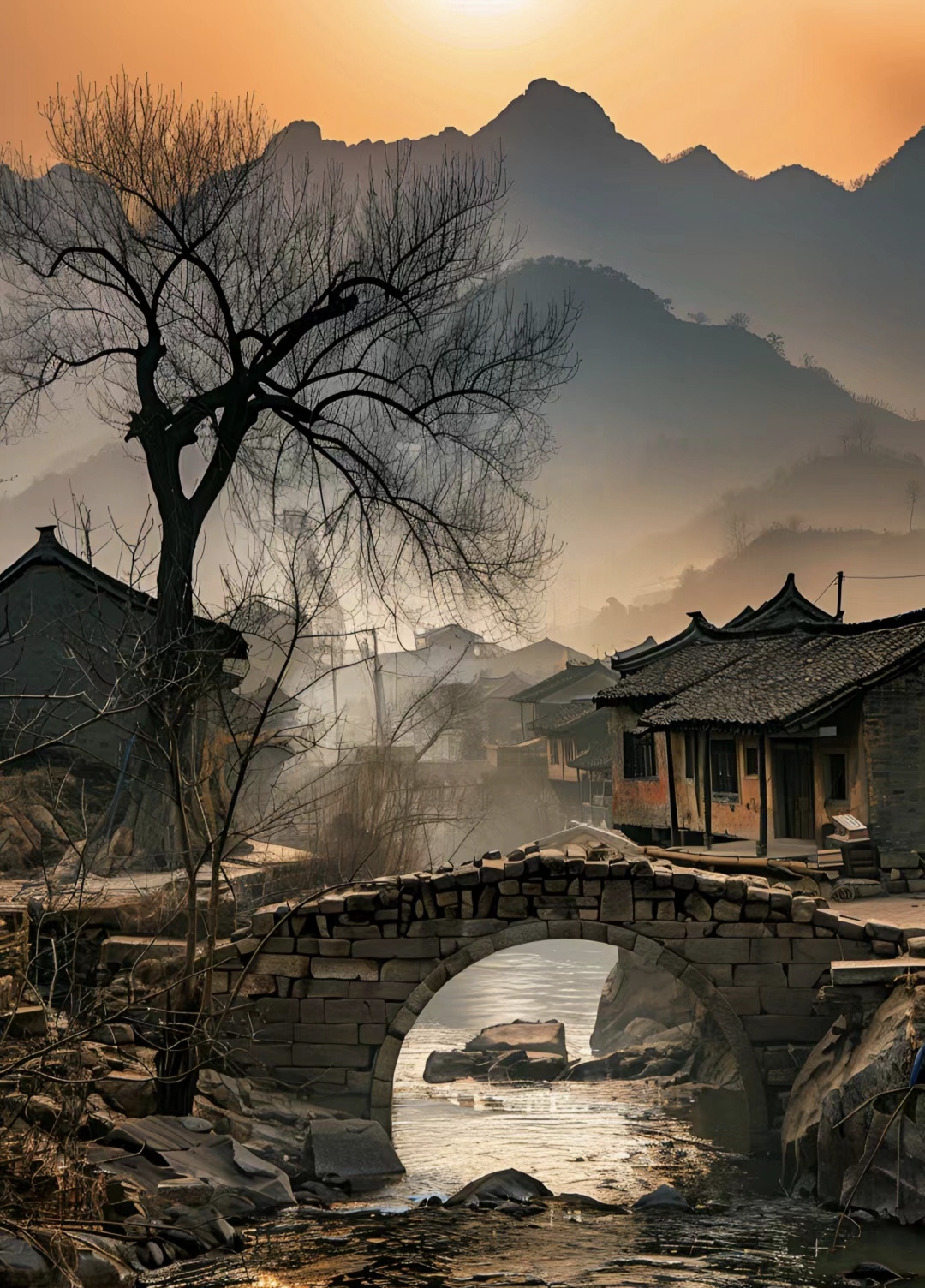 夕阳的暖光,为这幅"小桥流水人家"的画面披上一层诗意的薄纱