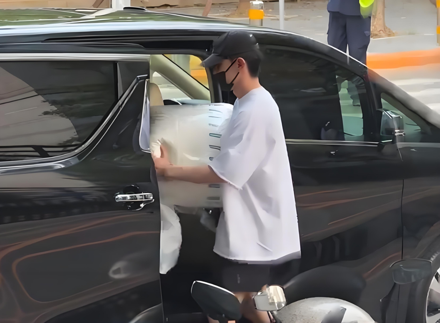 最近,33岁的邓伦被网友偶遇独自出行