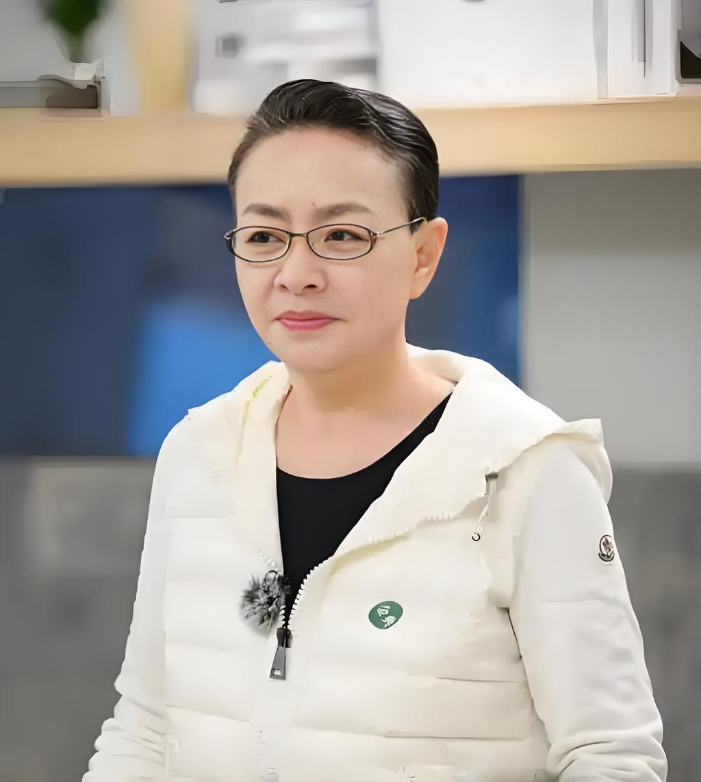 主持人曾问英达:"宋丹丹又美背景又强,你咋选了梁欢?