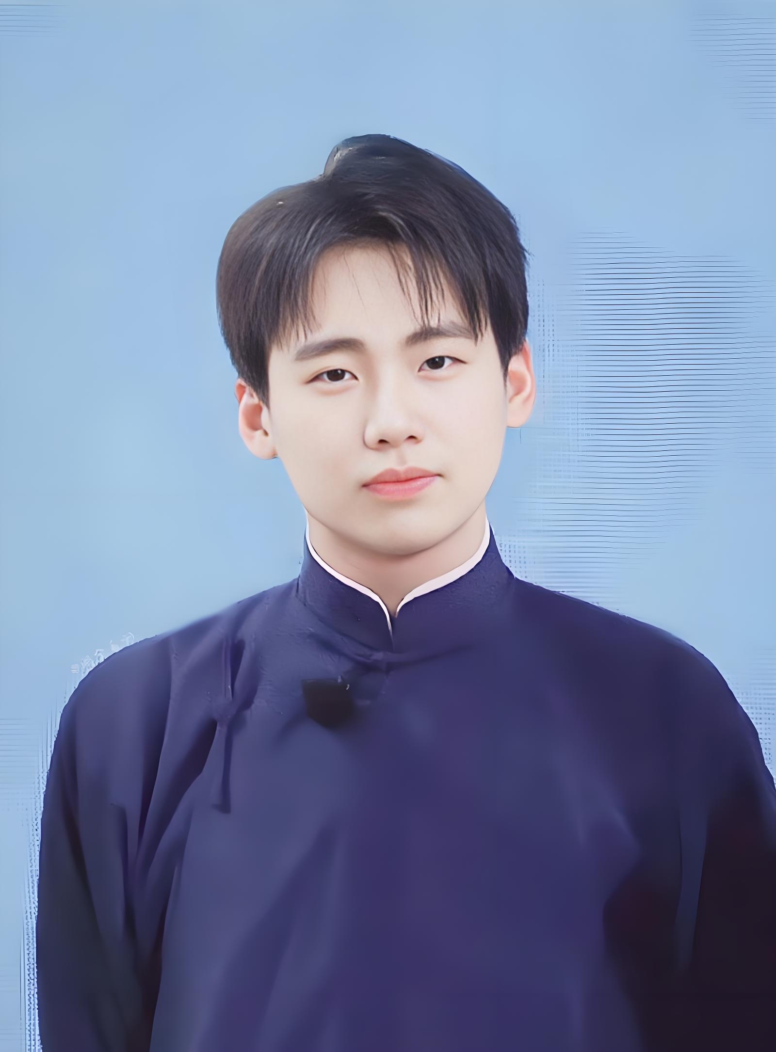 有人喊了句"德云社少班主",他笑着摆手:"早不是啦