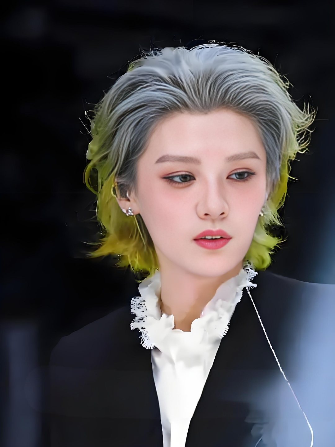 你以为鹿晗在舞台上频繁变换发色,是一次次折腾头皮染出来的吗?