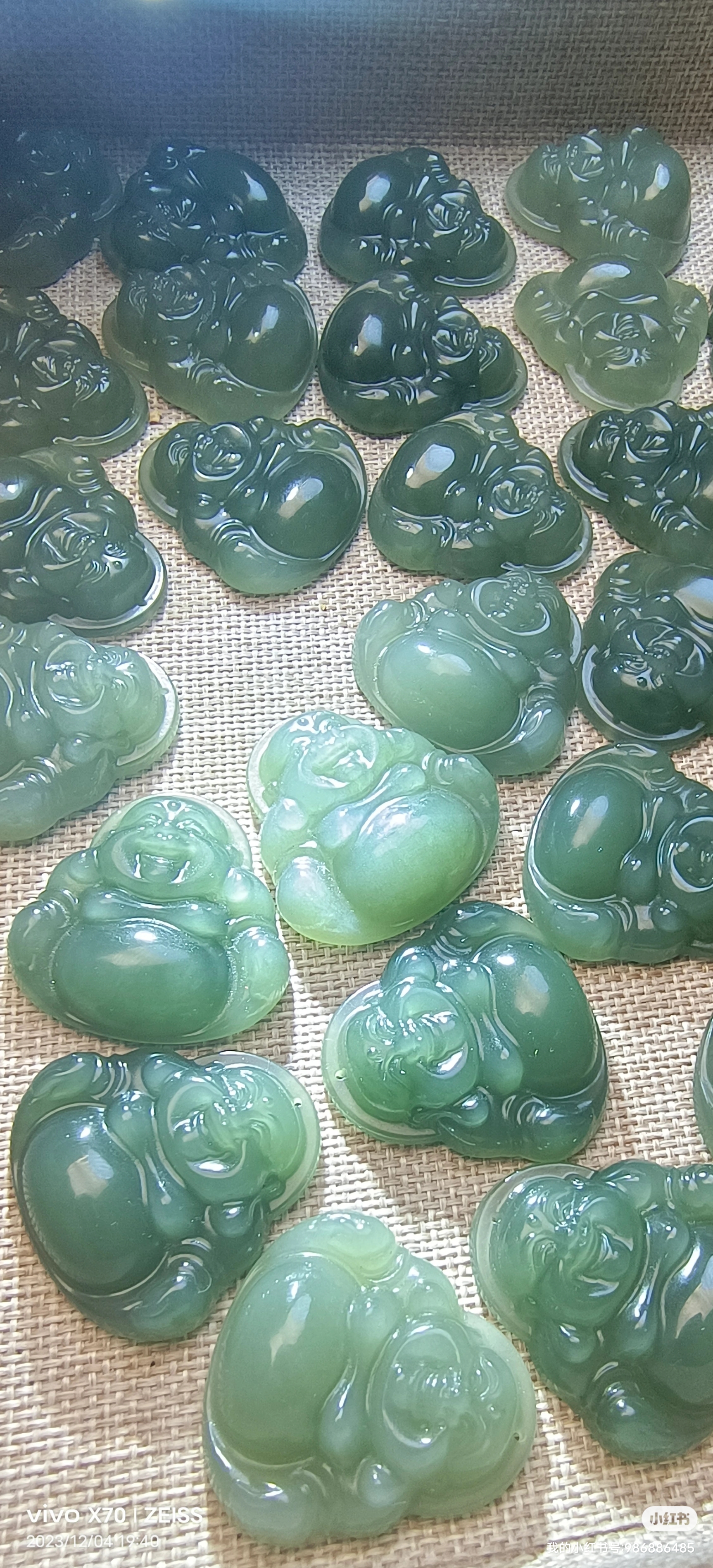 玉佛的每一个细节都仿佛在诉说着古老的故事,让人心生敬畏,又感到无比