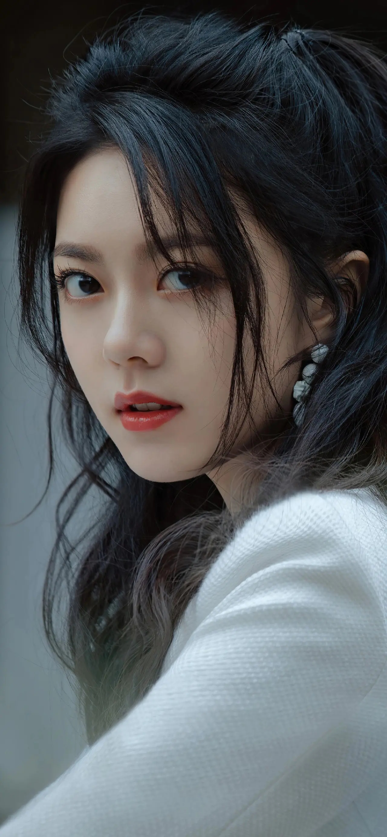 赵今麦非常漂亮,她有着清新脱俗的气质和甜美的笑容,让人看了就觉得很