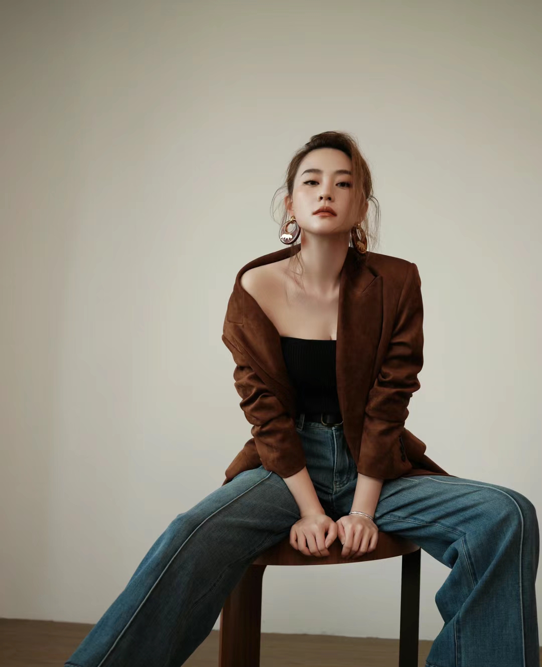 何超莲 时尚新宠,简约风范!