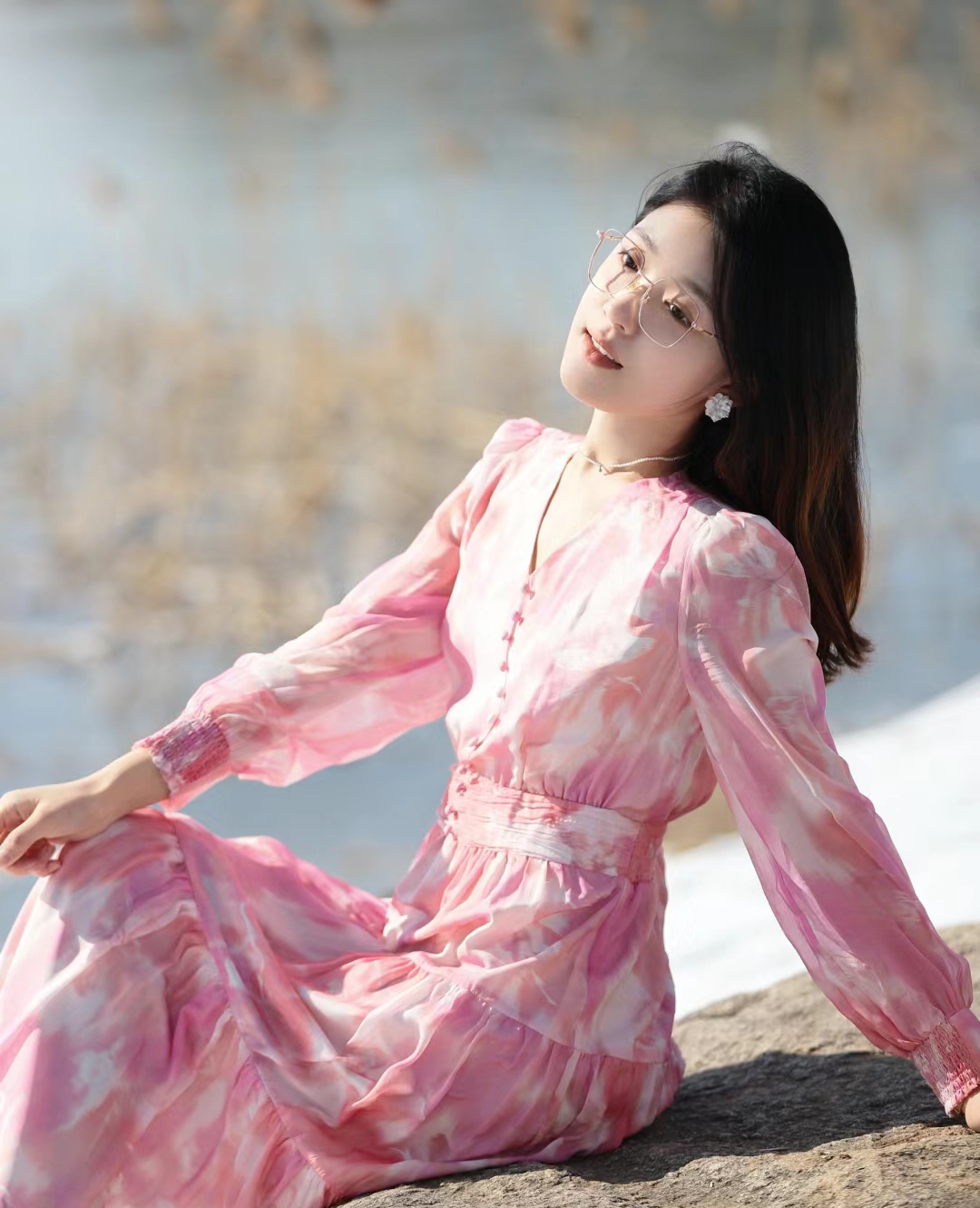 粉色连衣裙美女尽显知性气质!