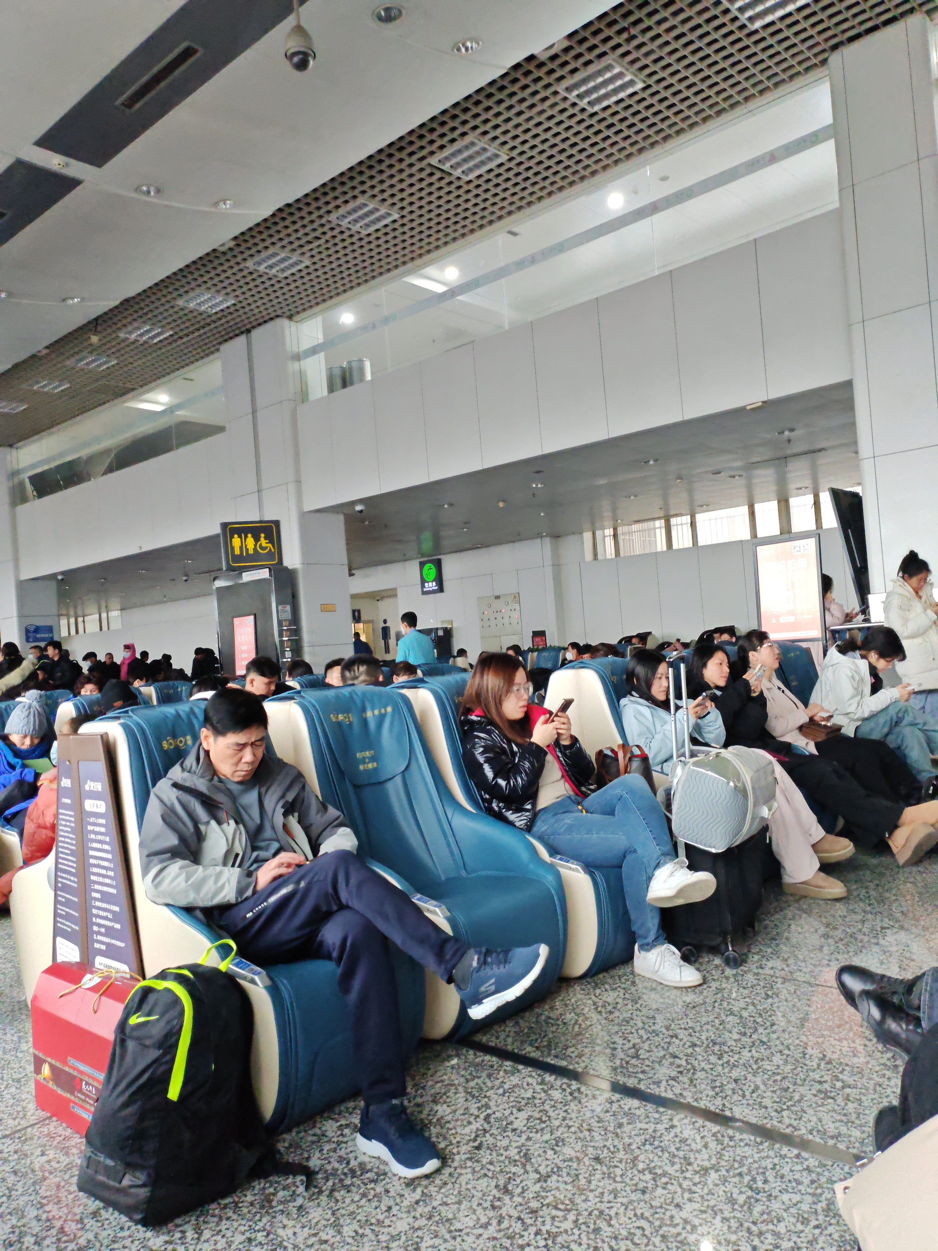 走进乌鲁木齐地窝铺国际机场的候机室,放眼一望,一排排刷码按摩椅.