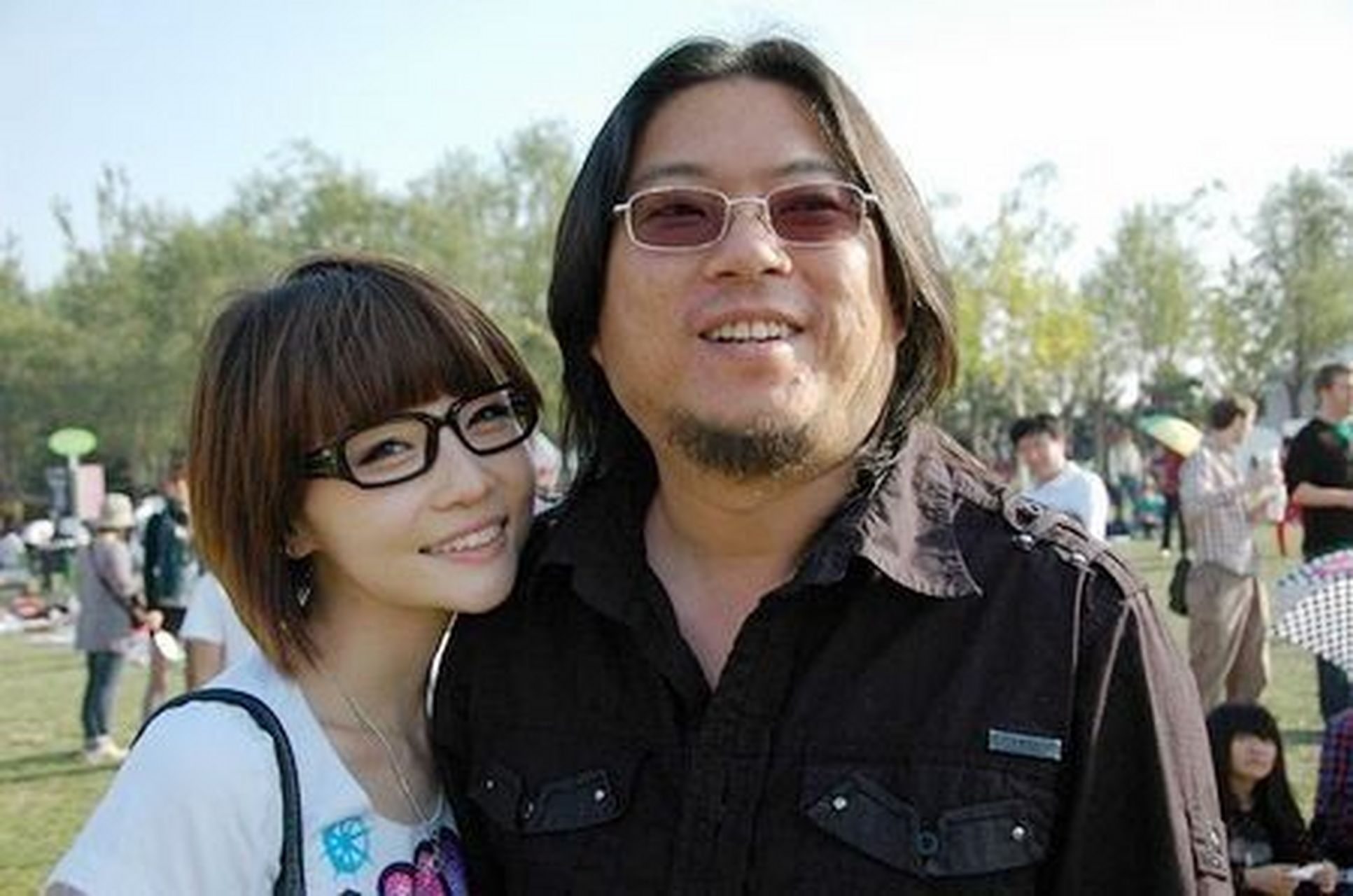 有人说夕又米是在一次比赛中被高晓松看上的,随后就发展成为女友,并带