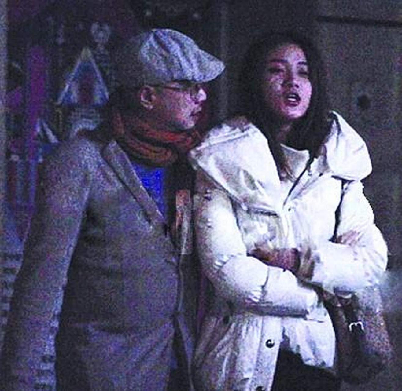 2012年,徐峥和21岁女学生王熙然当街搂腰,同时进入一家酒店的新闻,闹