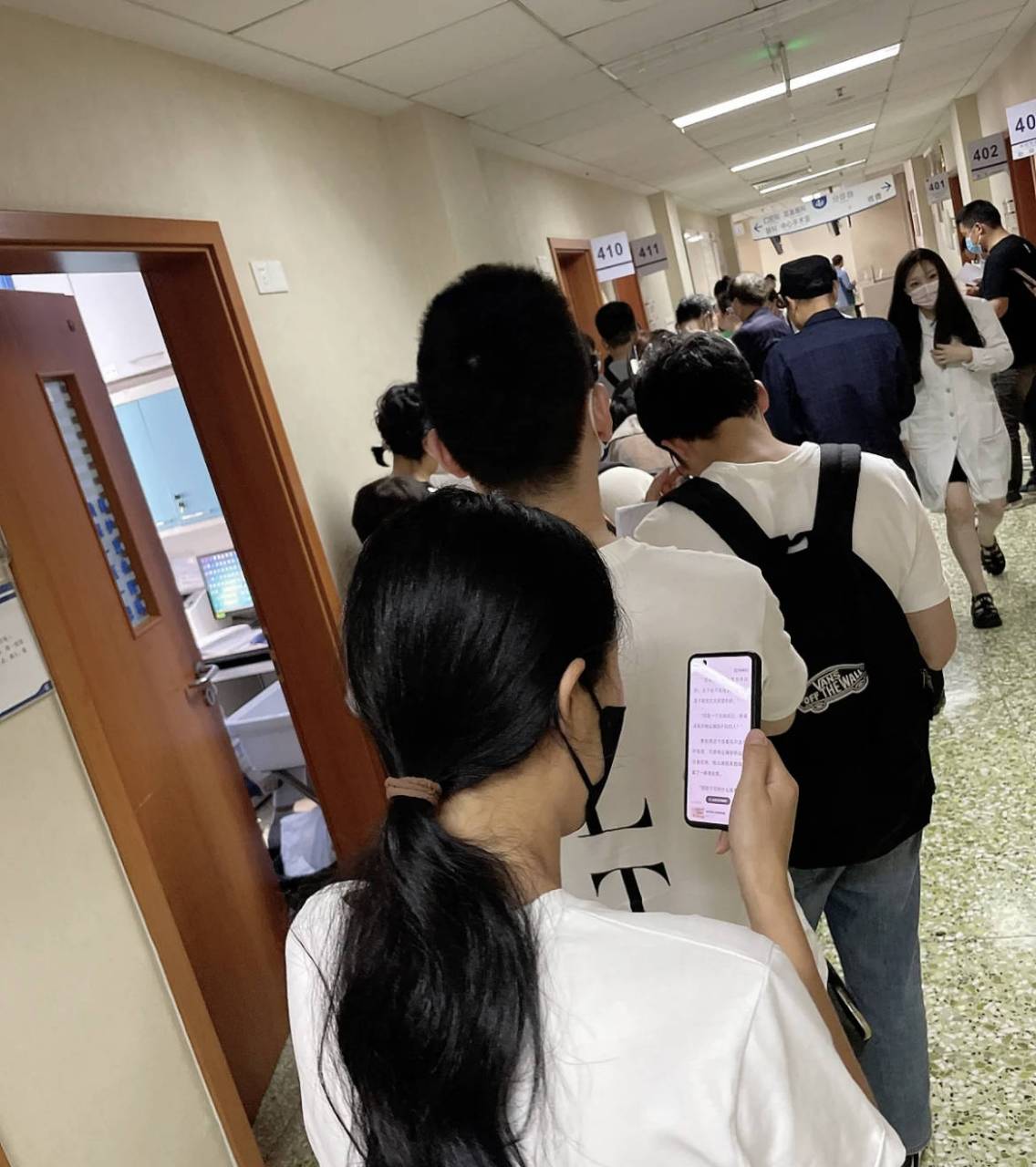 去中医院等闺蜜的时候随手拍的,回来用了半个月,口臭真的消失了!