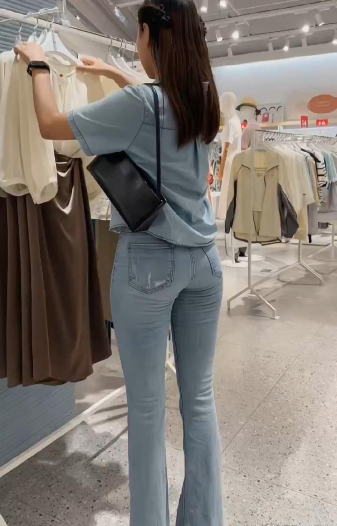 牛仔裤太紧了,还是买裙子穿比较舒服