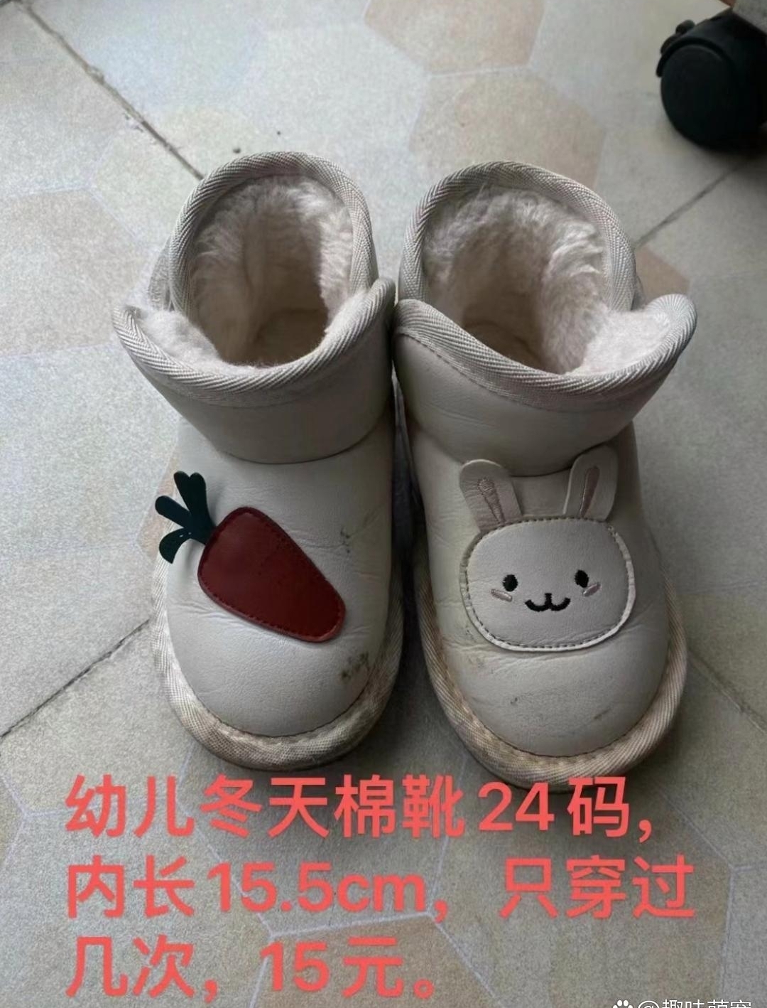 小区有人出破烂了 感觉这鞋子扔垃圾桶都没人捡的,怎么会有人买?