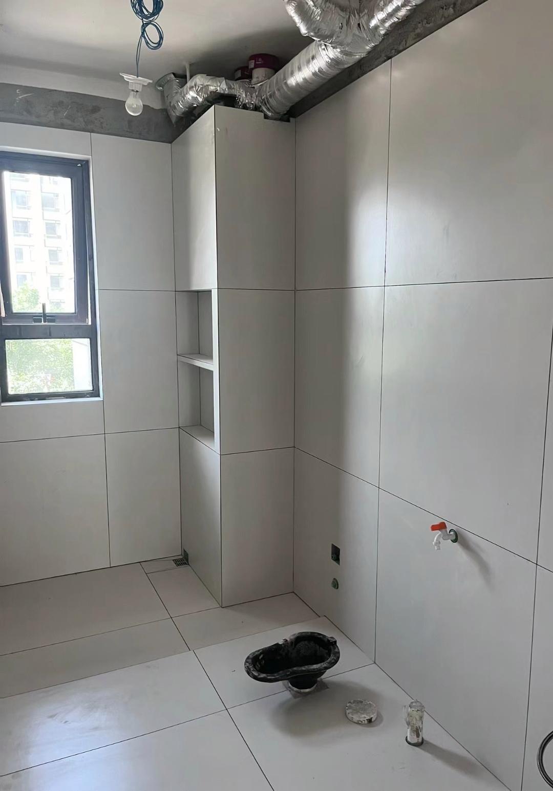 第一次见这个样子的地漏…… 听师傅说已经铺完砖了,过去一看卫生间