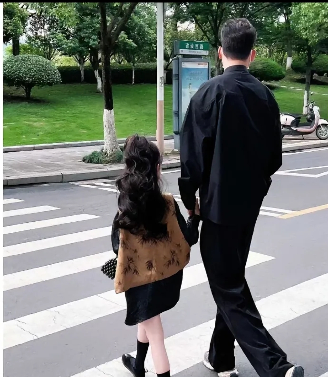 现在网络上:小孩穿大人衣,大人穿小孩衣服".真是很常见.