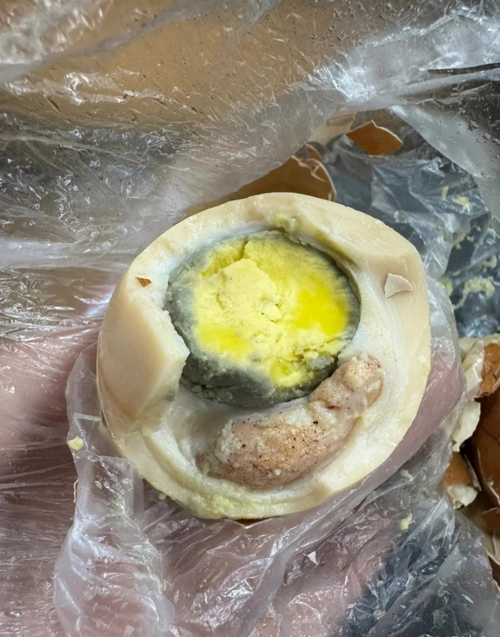 早上买的茶叶蛋,剥开后吃了一口,竟然是这个样子的,里面的这个是什么