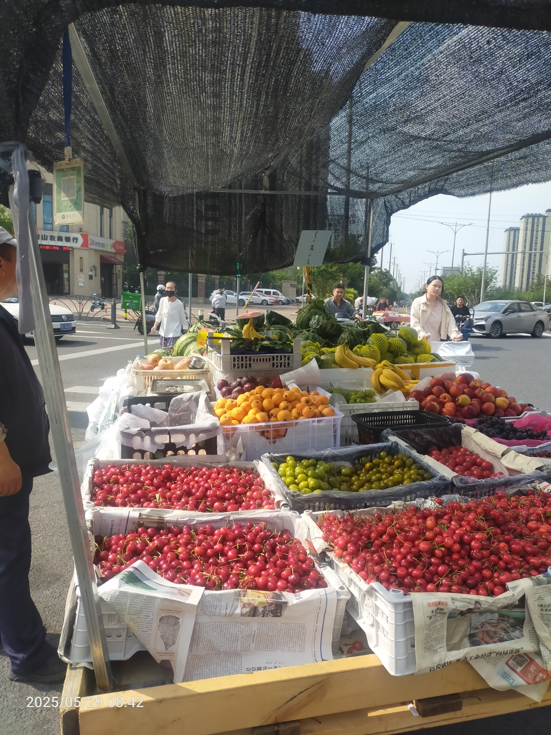 街头水果摊,新鲜看得见,每日现摘,健康生活从这里开始!