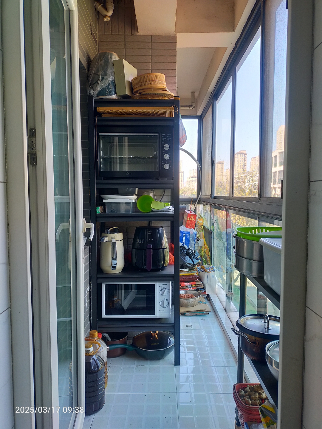 哇,这阳台简直成了迷你厨房,微波炉,电饭煲,咖啡机,样样俱全,连个转身