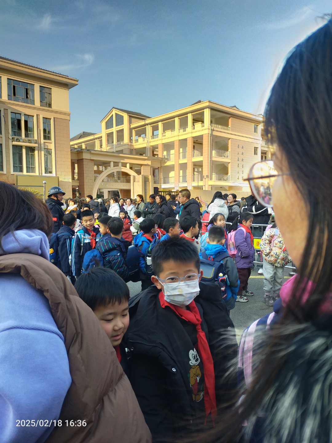 这小家伙坐在餐椅上,嘴角上扬,好像在说:"我已经准备好吃饭啦!