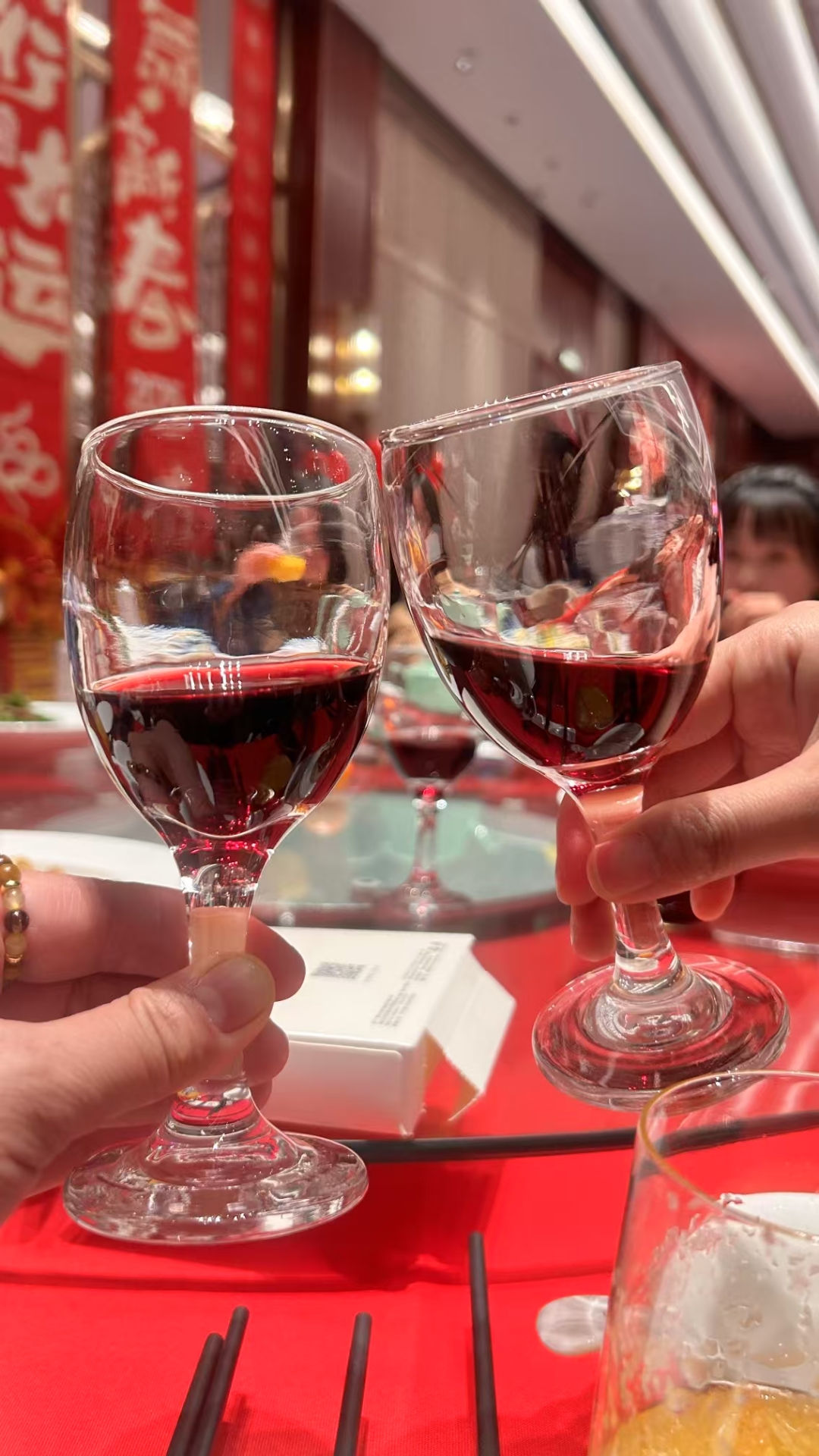 碰杯七夕情侣喝红奔富酒图片大全婚宴举杯照片真实金婚喝一杯"交换