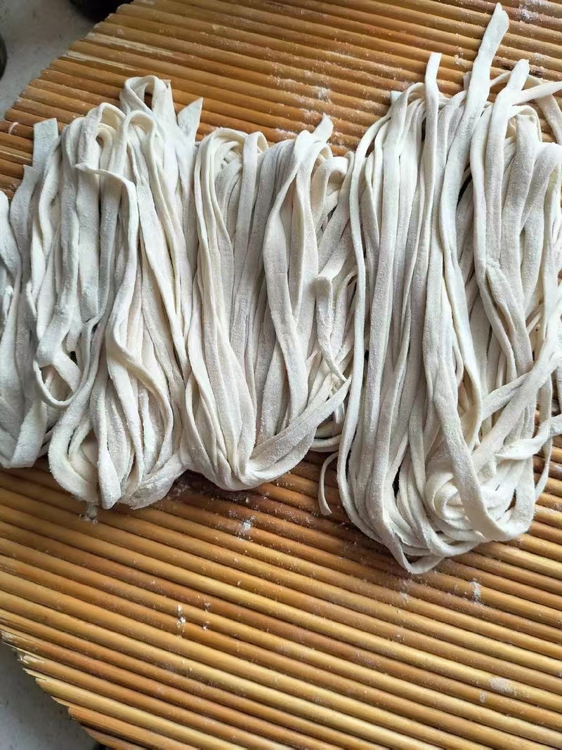 比如老热豆腐,老油条,老式麻花,手擀面条,老式蒸菜,粉浆面条,手工陈醋