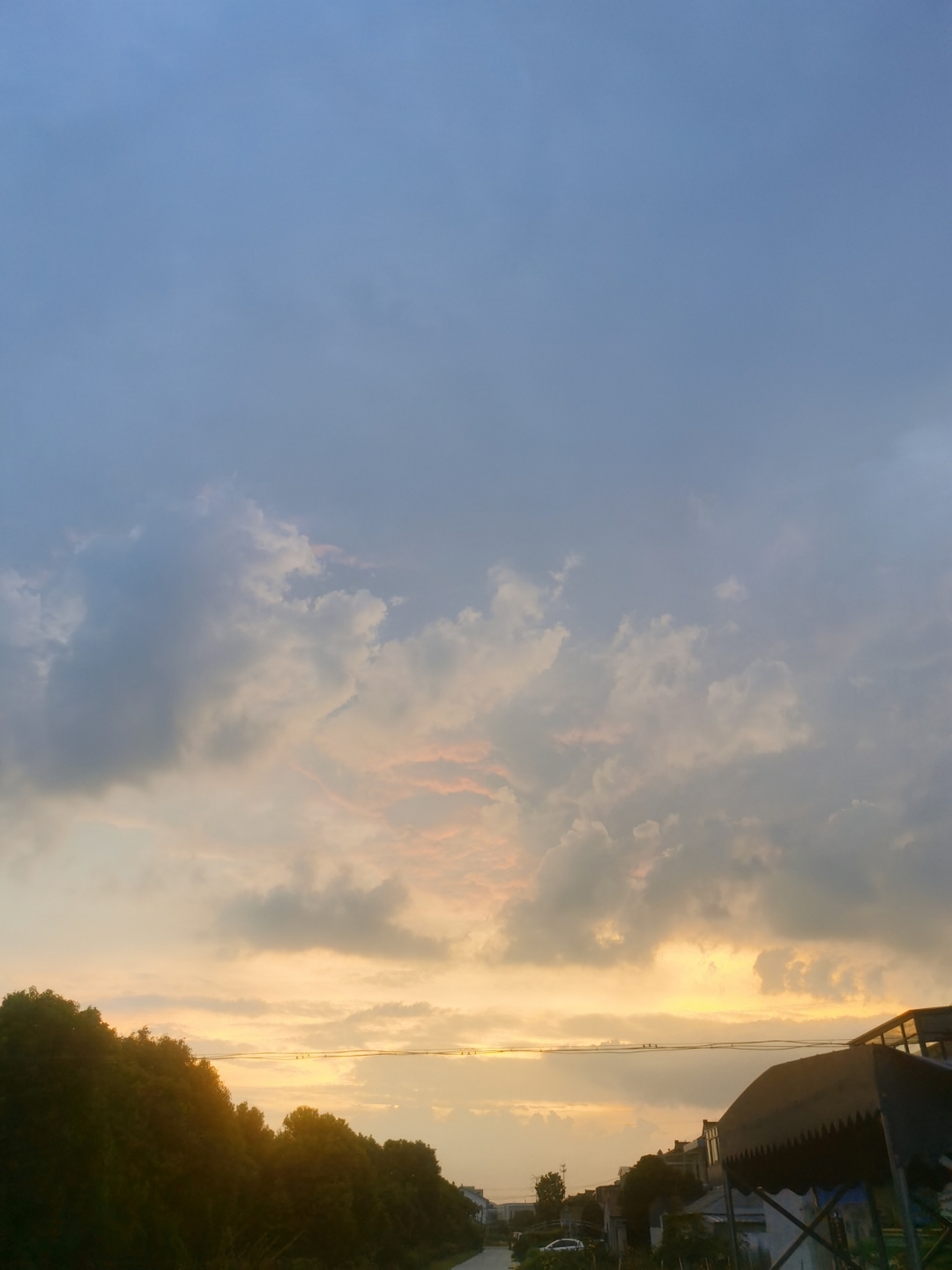 夕阳染透半边天,云朵被镀上金边,层层叠叠像打翻的调色盘