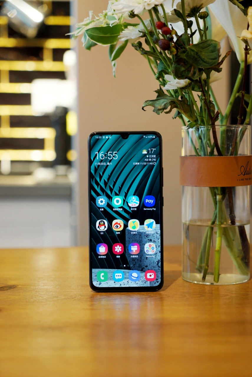 三星galaxy a90 5g图赏,整个外观设计上都比较沉稳内敛,光线下会透出