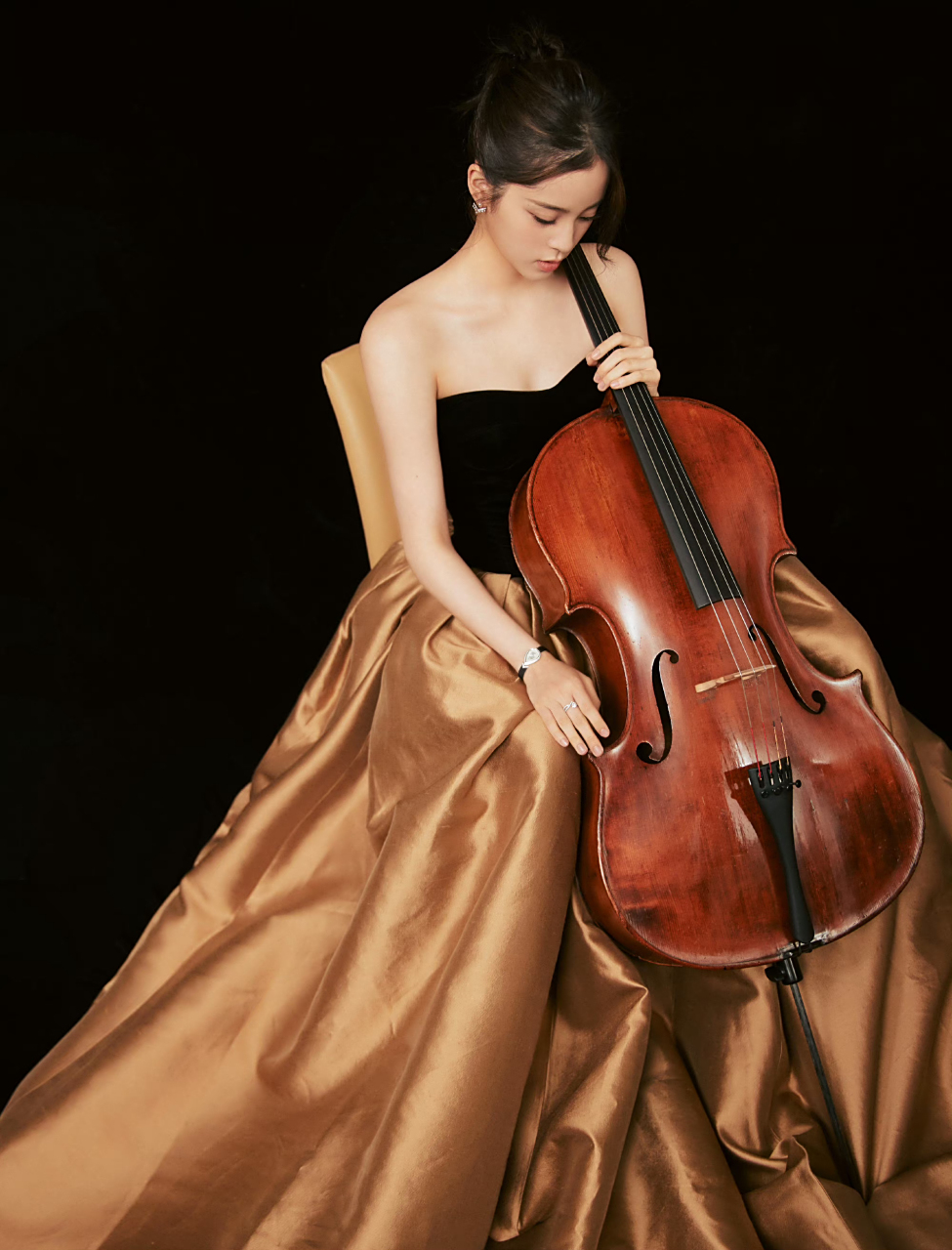 明星# 欧阳娜娜与大提琴,懂音乐的人气质就是与众不同