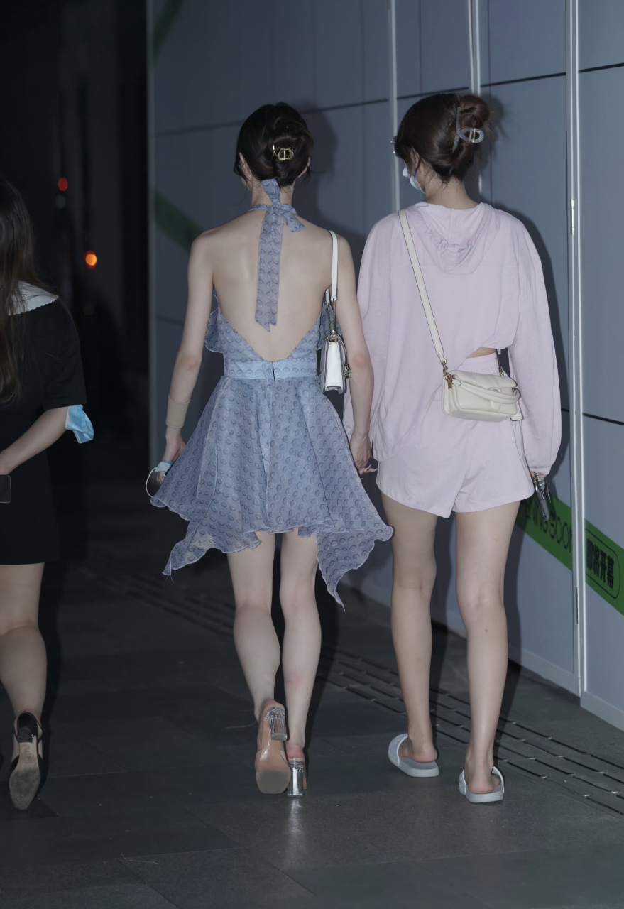 时尚街拍# 绝色街拍—来一波背影杀,小姐姐皮肤很好