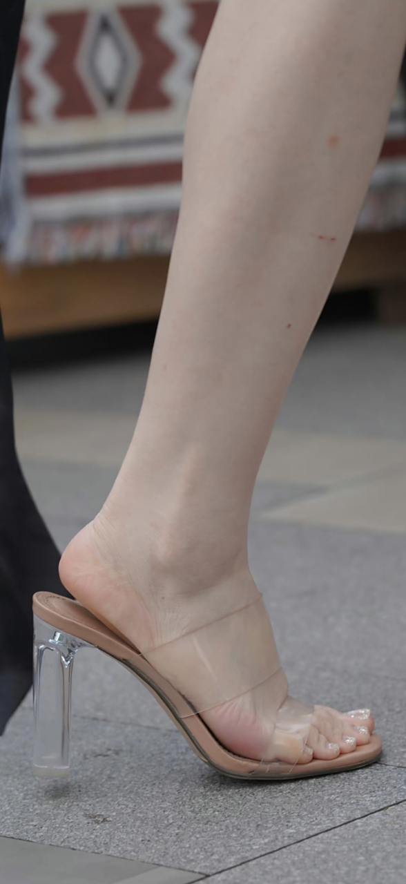 时尚街拍# 绝色街拍—夏日美足,近距离才是王道