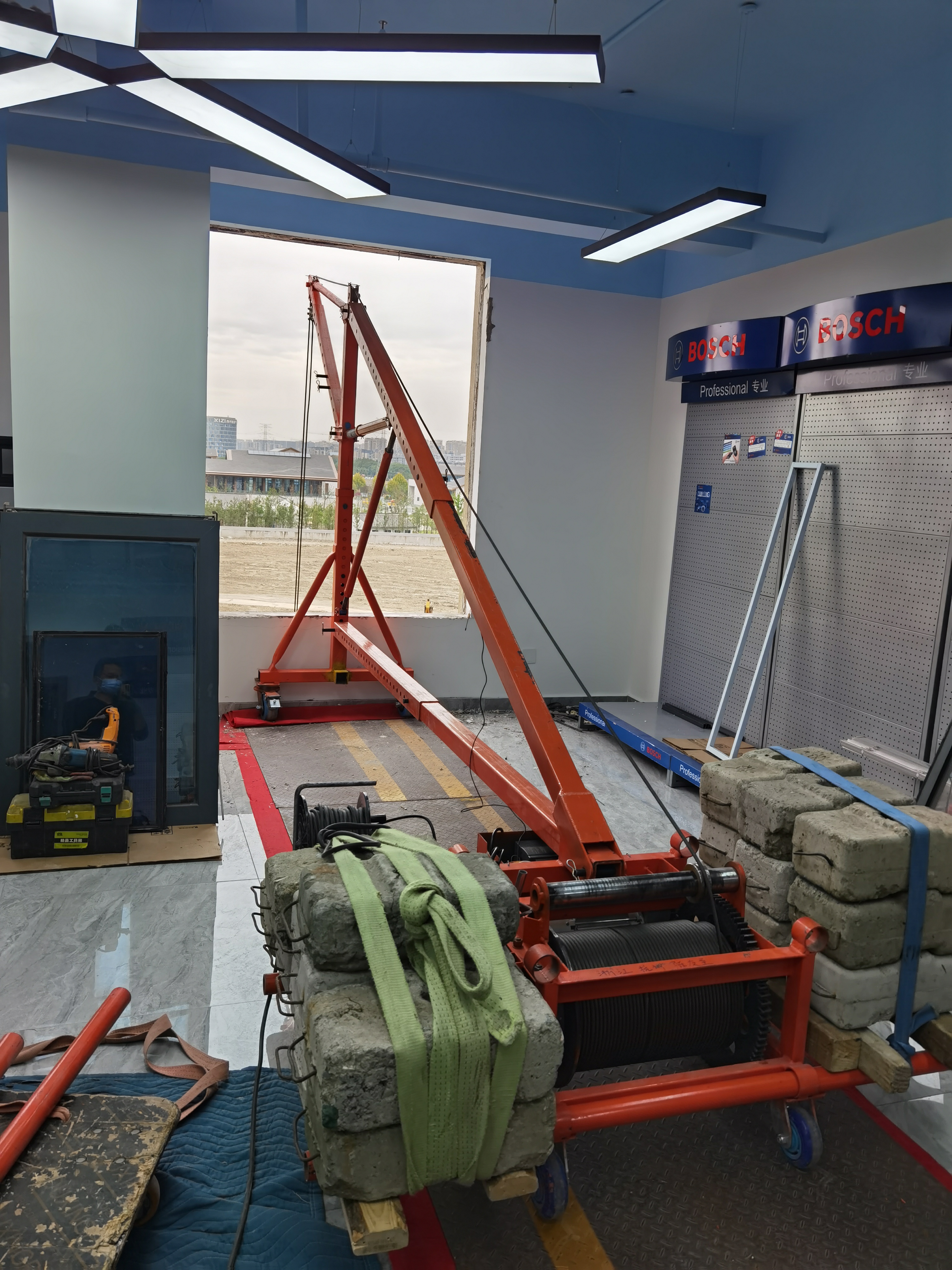 杭州设备搬运吊装,高空大件物品吊装,室内吊装#杭州吊装公司# #杭州