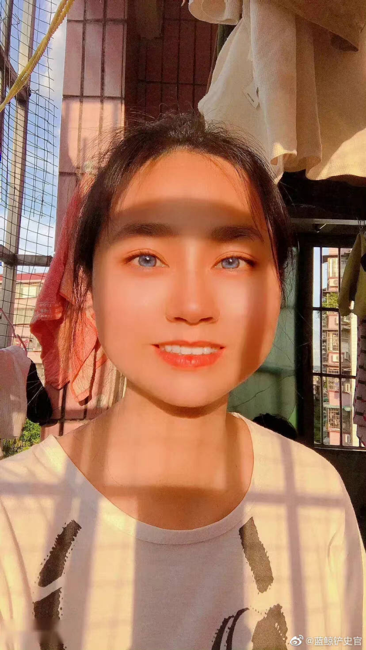 在网上看到的这个中英混血的姑娘,她说她爸爸是英国人,妈妈是中国人