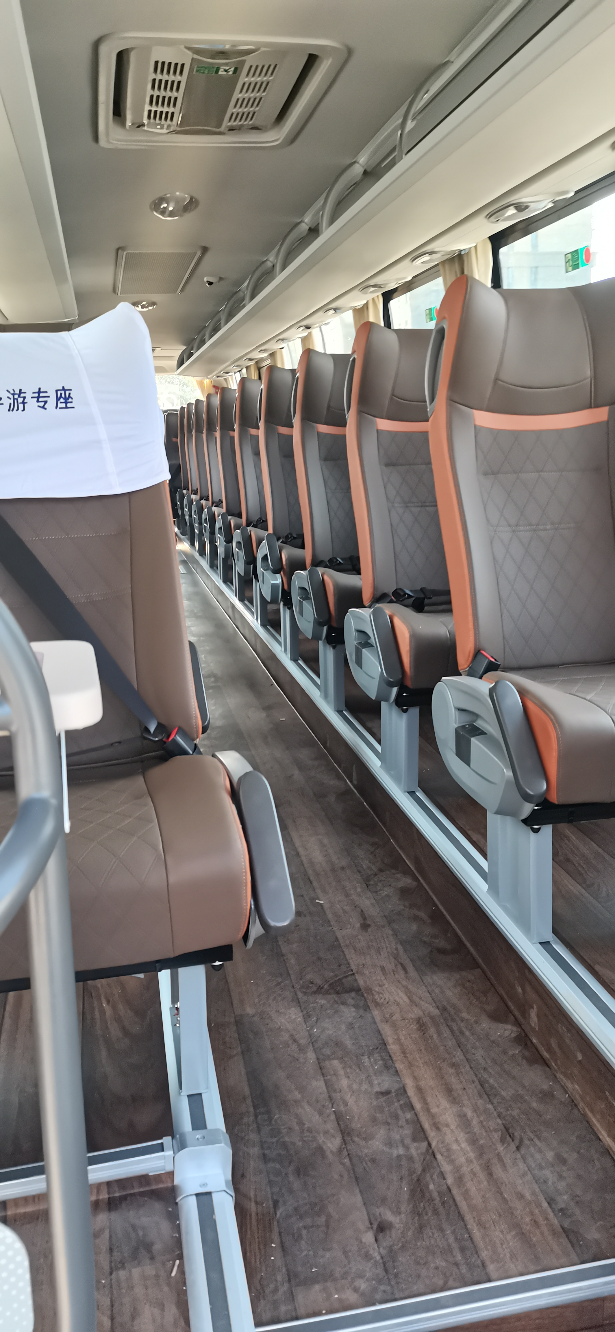 今天包车一辆[56座]大巴,超级豪华!车内设备齐全,舒适度超乎想象!