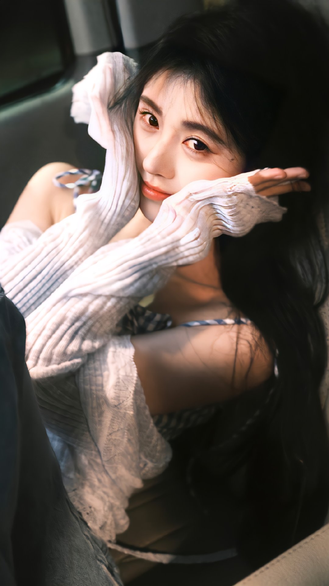 蓝白格子吊带裙,鞠婧祎着更娉婷. 轻步盈盈风送暖,笑颜如花映日明.