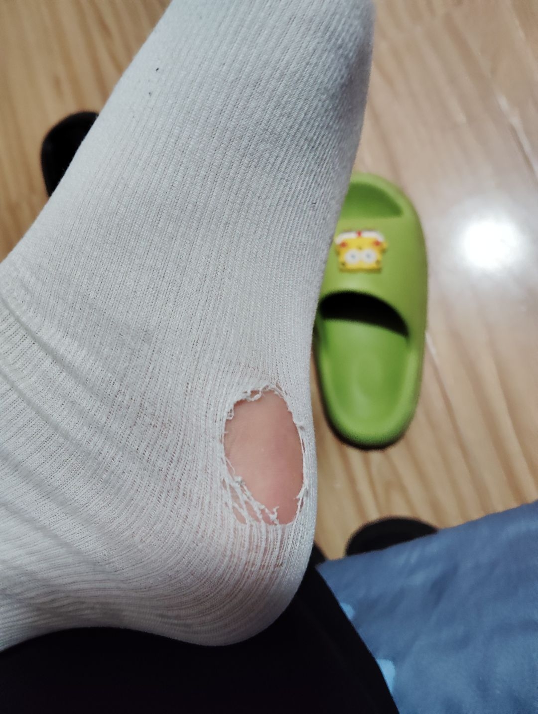然后爬山涉水,一天走了估计十几万步路,导致袜子都走的破了个洞