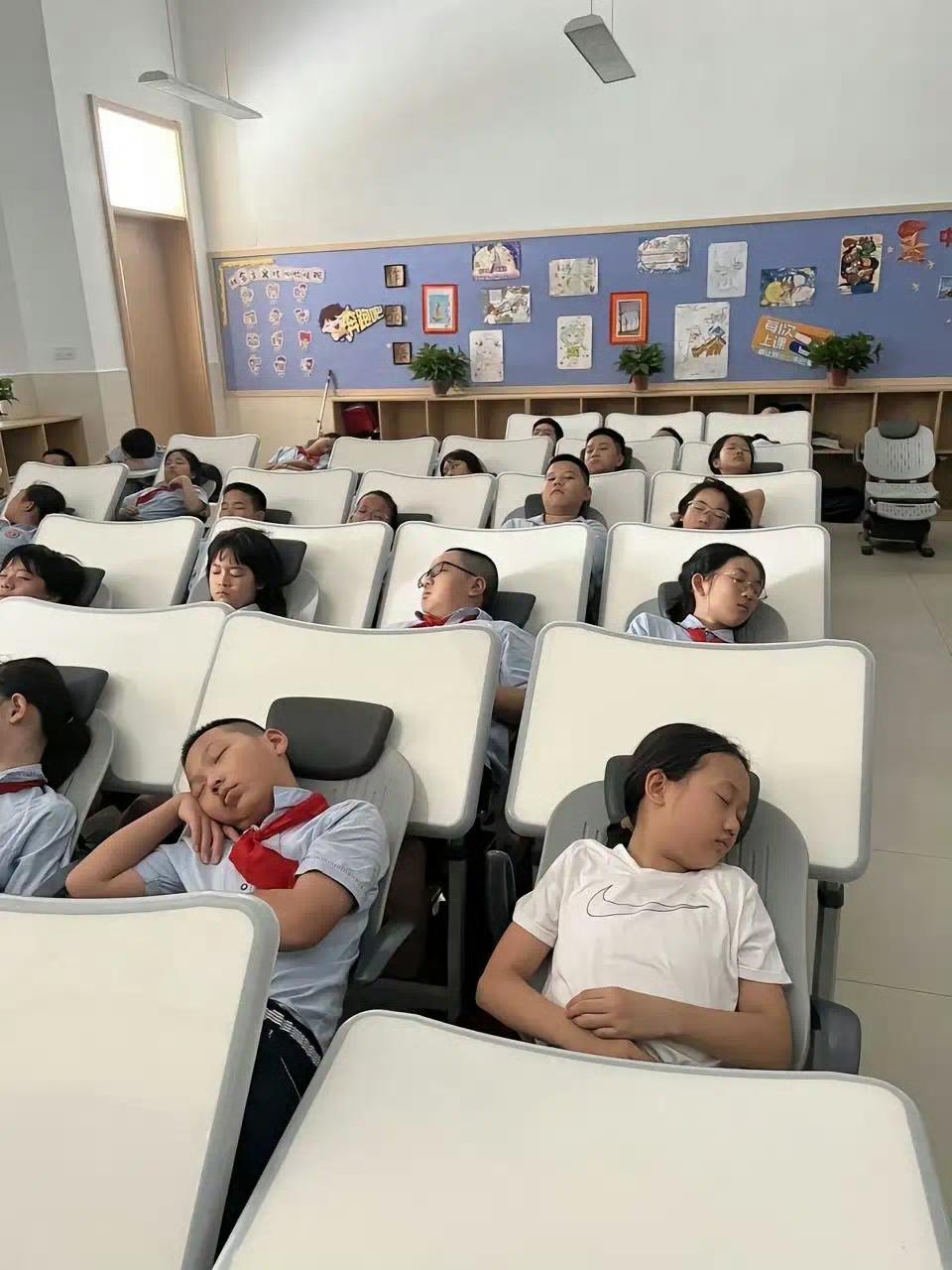 现在的小孩子真的是太幸福了,中午午睡都有这种椅子睡.