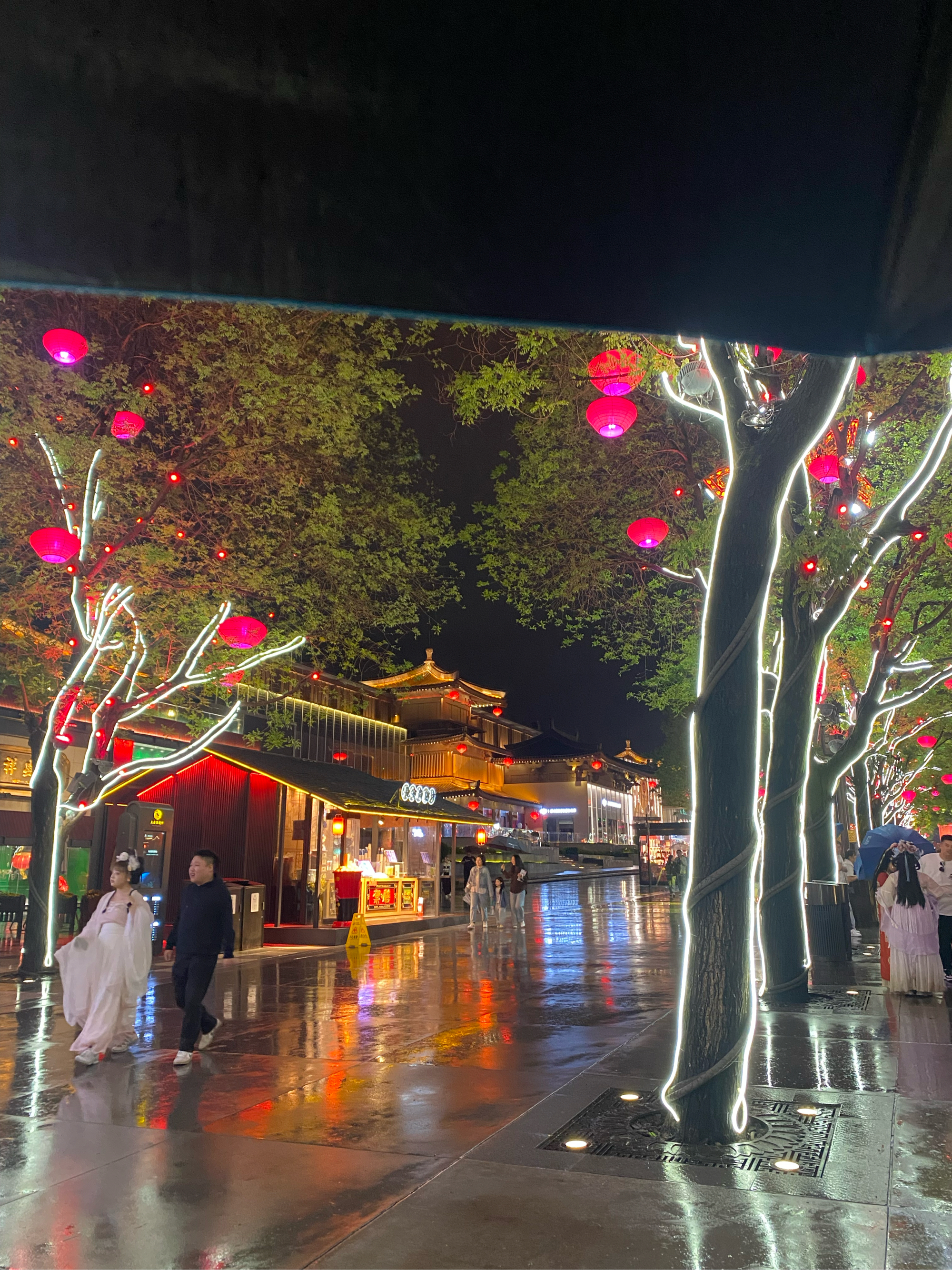 大唐不夜城雨景图片