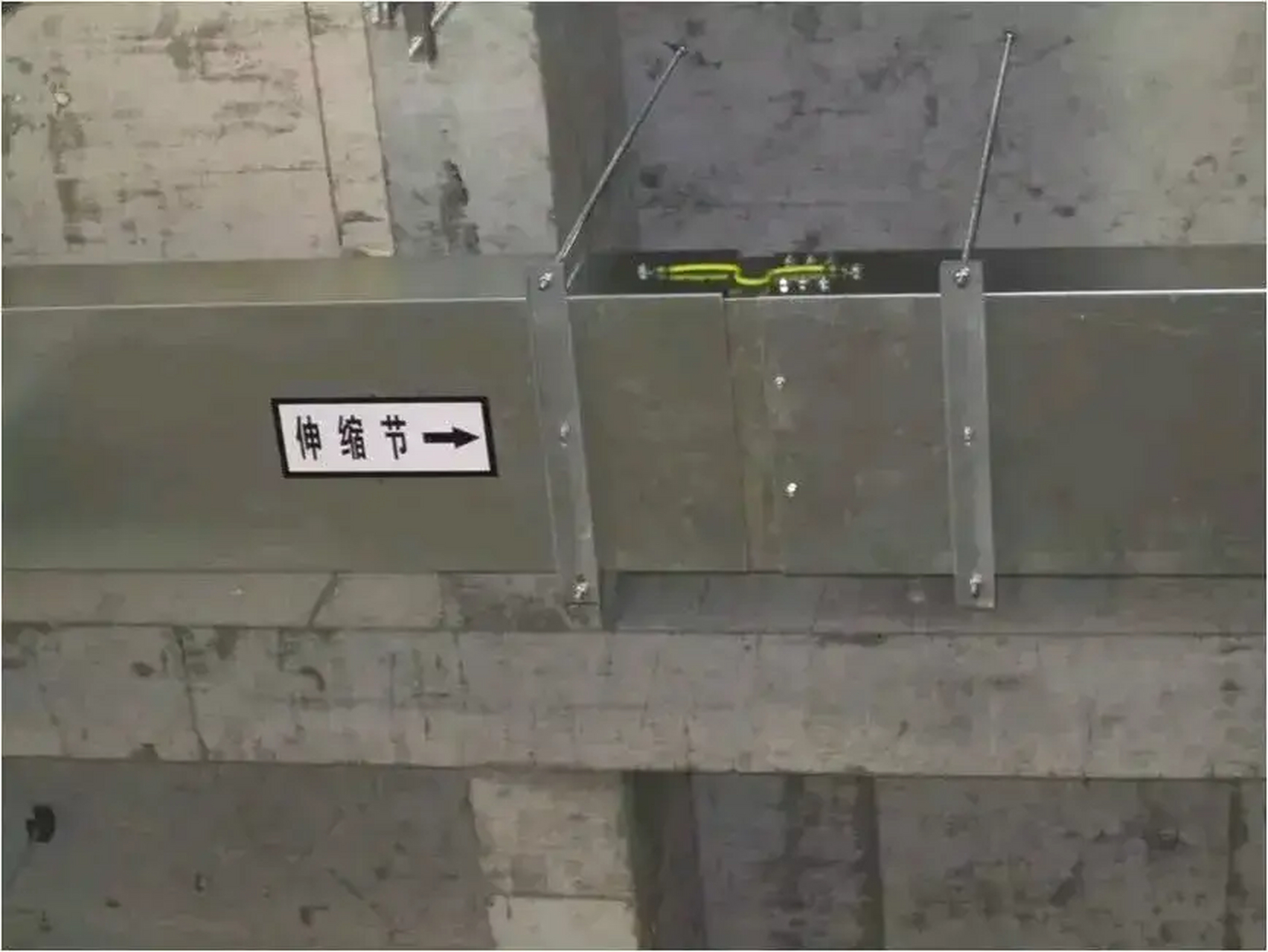镀锌桥架不做跨接地线时,但需要满足以下条件:1,连接板两端要不少于2