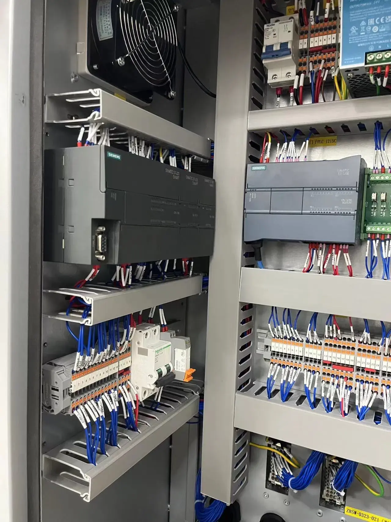 电控柜:难道这就是传说中的紧凑型布局?