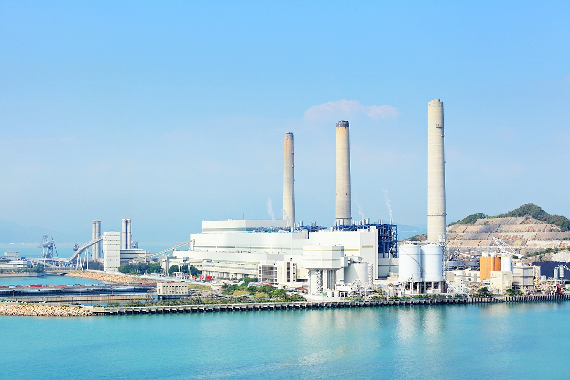 全球首座第四代核电站华能石岛湾高温气冷堆核电站正式投入商业运行.