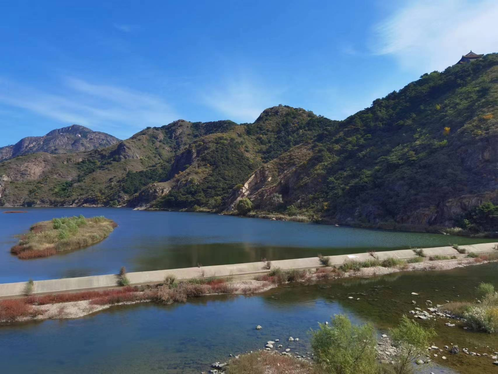 今日再看燕塞湖,虽然不能缆车上山,仍然美如诗画,令人流连忘返