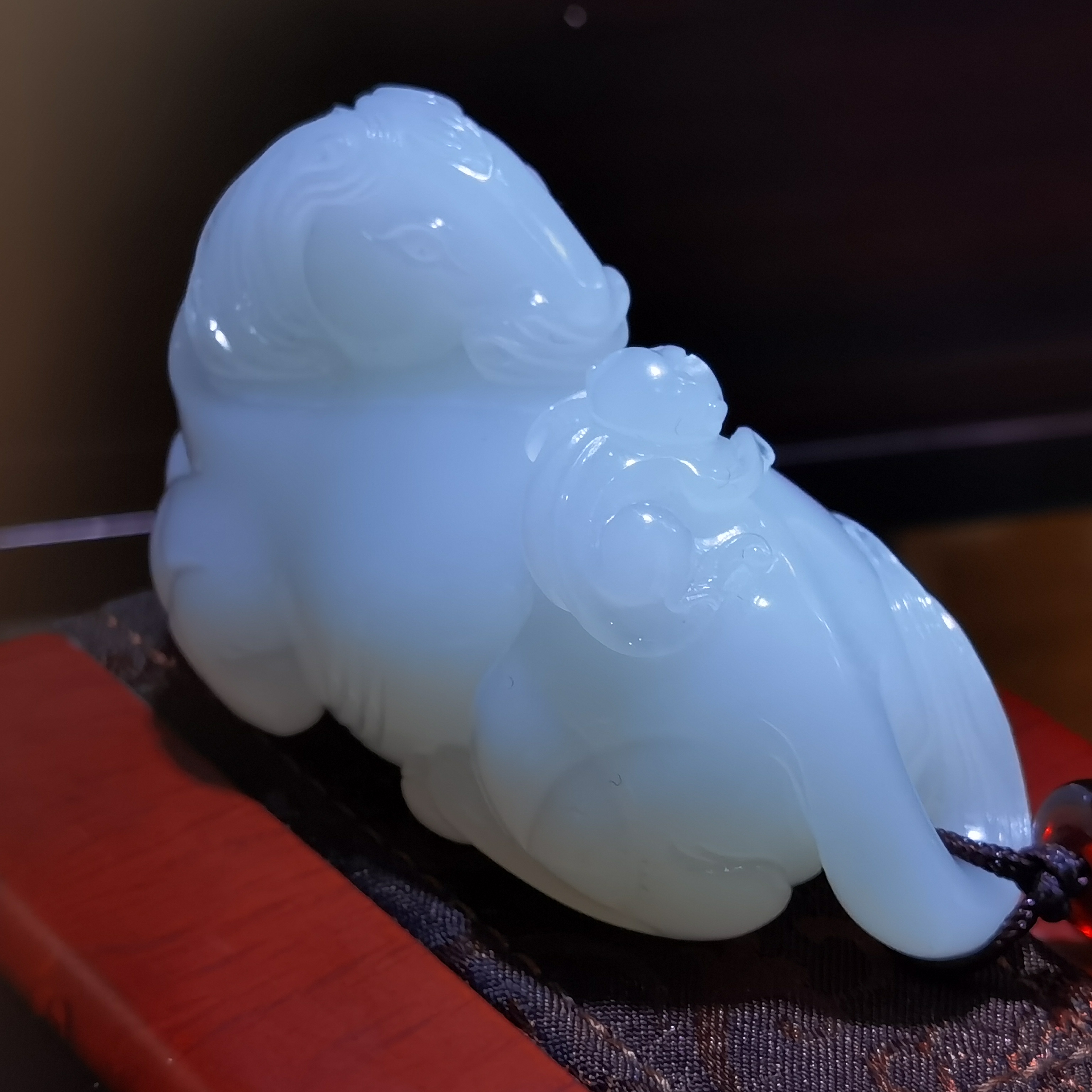 玉马摆件,古韵悠悠,静卧红木之上,古典美与现代感的完美融合.