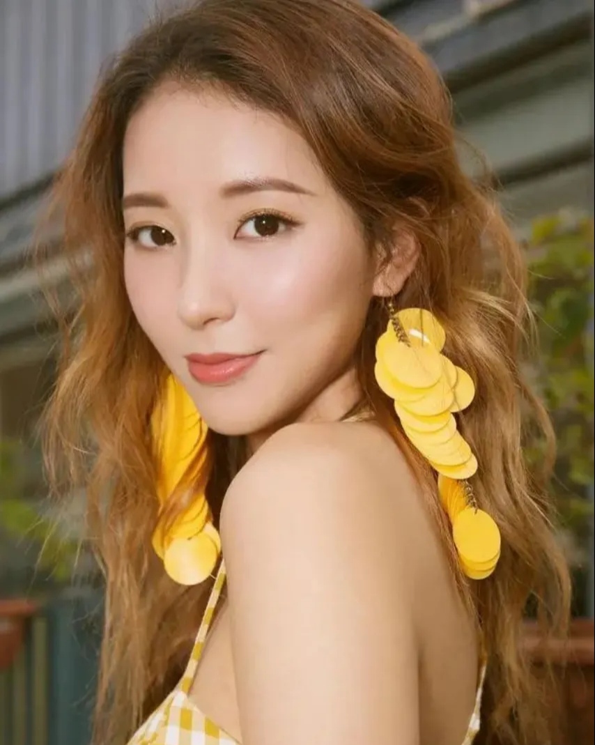 黄逸辉#八卦娱乐明星# #热点引擎计划# #养眼美女# #日常穿搭# #日常