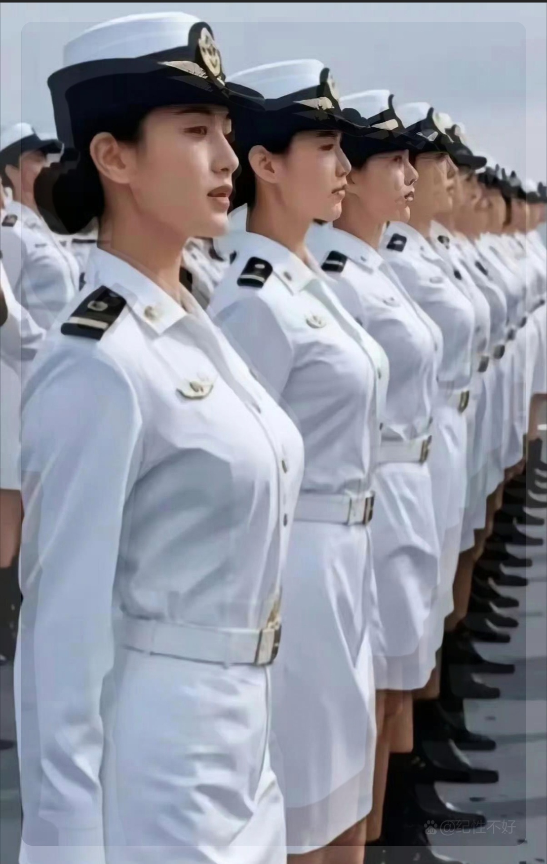 就说海军小姐姐们,站在那整齐得像复制粘贴,风再大,头发丝都不动,这范