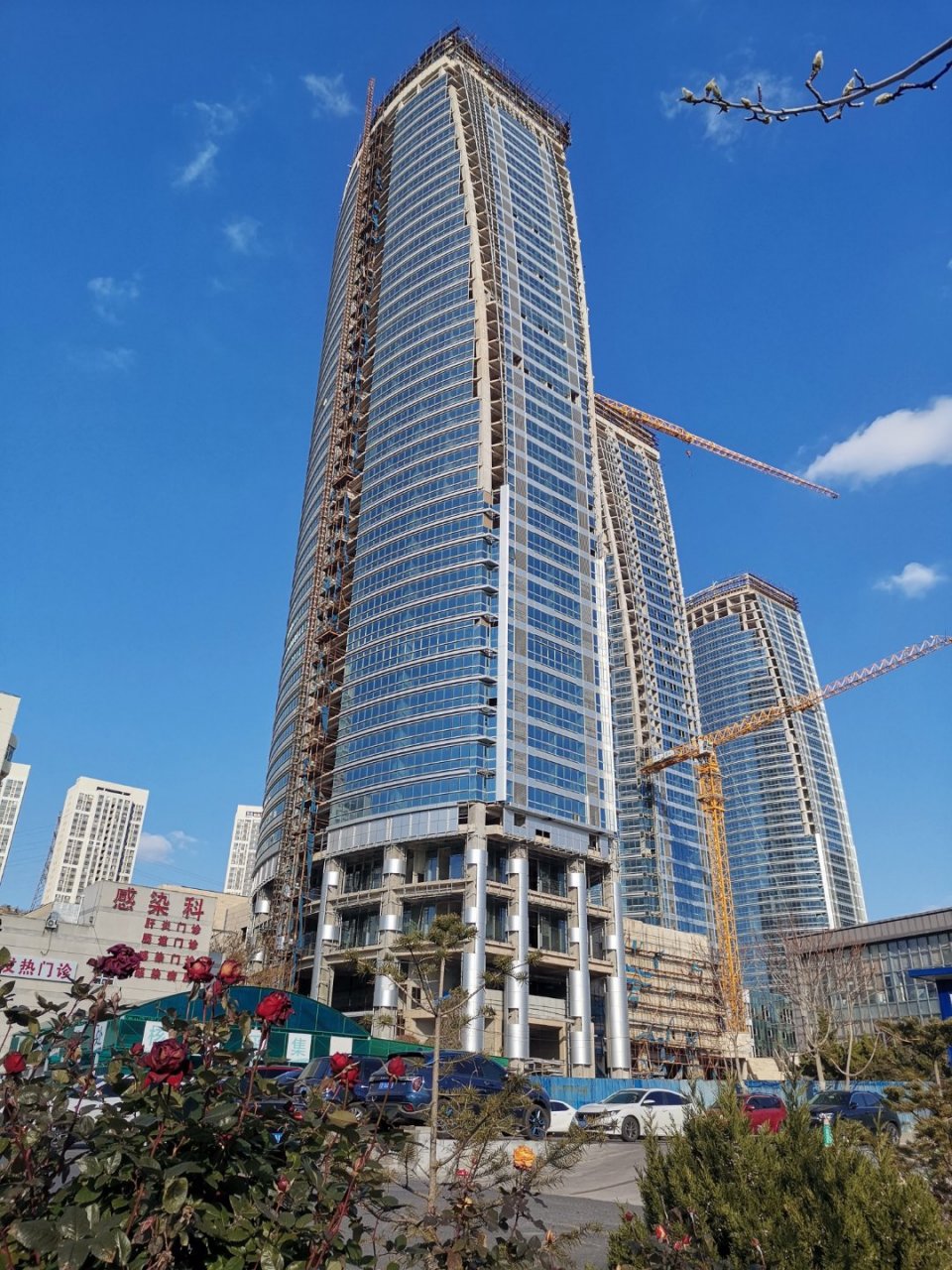颐和银座位于大连著名旅游景区星海公园对面,毗邻大医二院,位置绝对